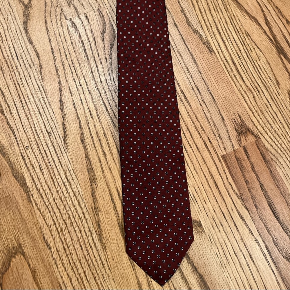 Hand sewn men’s tie. Great condition.